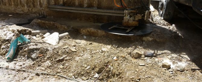 Disc de diamant col·locat al mur de formigó armat preparat per tallar